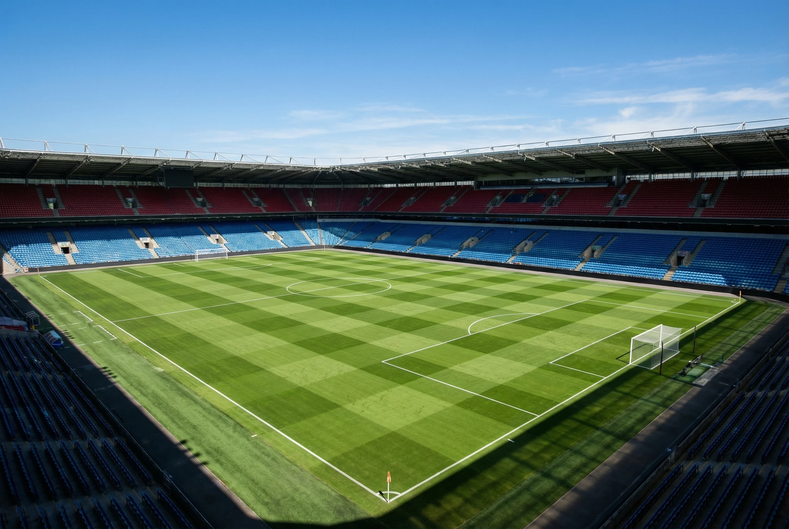 Panoramica di uno stadio di calcio vuoto con il campo verde perfettamente preparato per la stagione