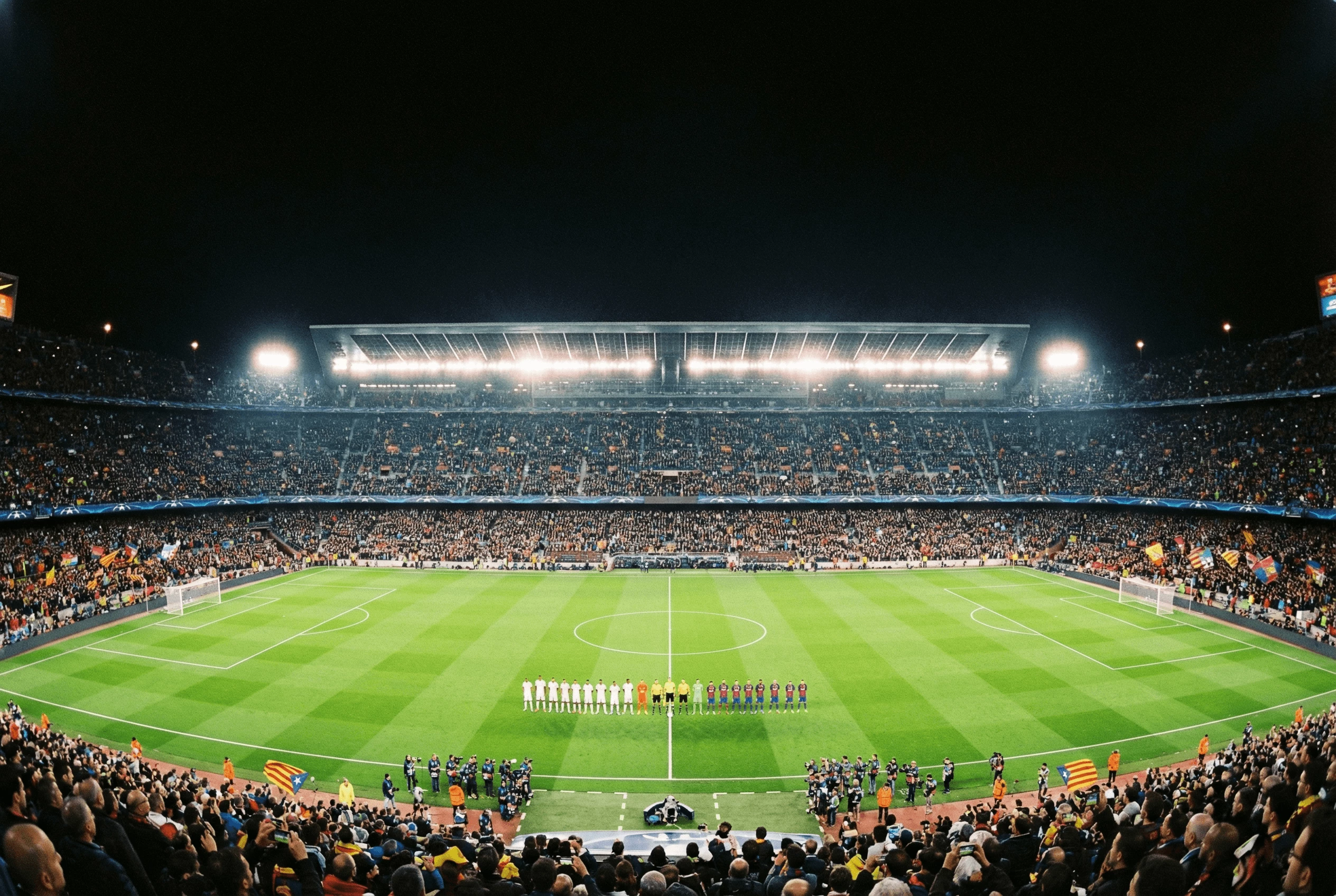 Stadio europeo illuminato di notte durante una partita di Champions League